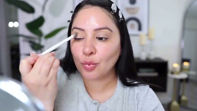 @rositaapplebum reviewing Benefit Cosmetics Hoola Bronzer at 03:36 in a YouTube Shorts video