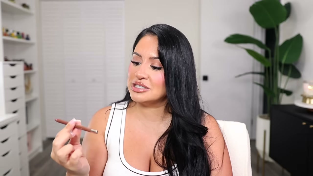 @rositaapplebum reviewing Fenty Beauty Trace'd Out Lip Pencil at 08:31 in a YouTube Shorts video