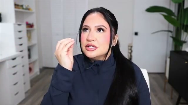 @rositaapplebum reviewing Hourglass Vanish Airbrushed Pressed Powder at 05:29 in a YouTube Shorts video