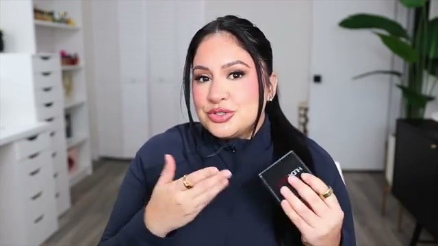 @rositaapplebum reviewing Huda Beauty Easy Bake Loose Baking & Setting Powder at 06:19 in a YouTube Shorts video