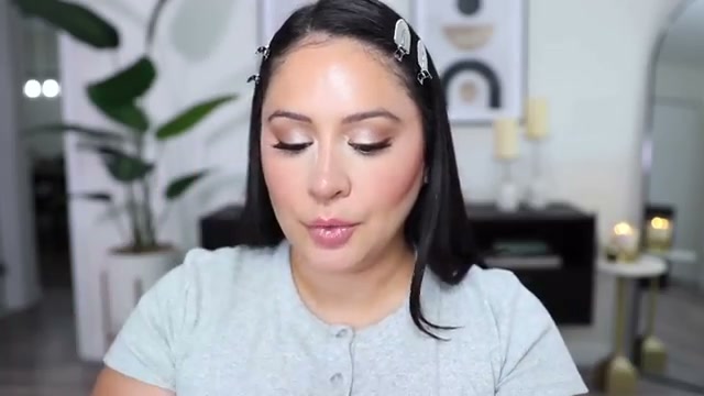 @rositaapplebum reviewing Huda Beauty Loose Powder at 07:22 in a YouTube Shorts video