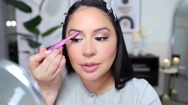 @rositaapplebum reviewing Kosas Dual Prop Brow Pencil at 07:58 in a YouTube Shorts video