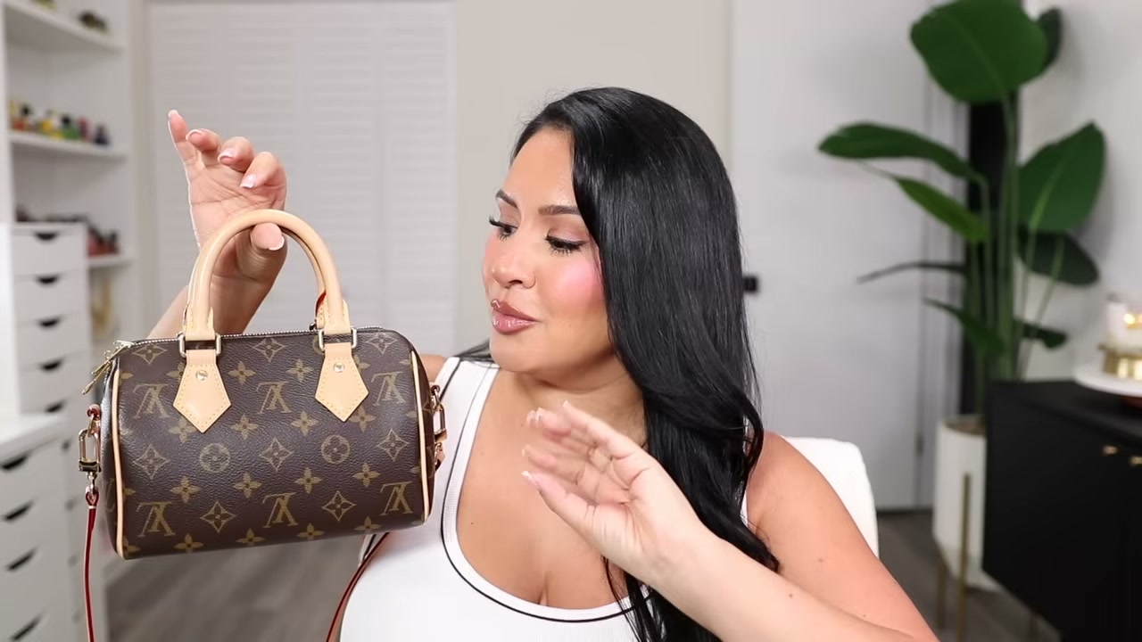 @rositaapplebum reviewing Louis Vuitton Speedy Bandoulière 20 at 17:27 in a YouTube Shorts video