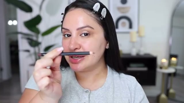 @rositaapplebum reviewing MAC Cosmetics Costa Riche Eyeliner at 03:59 in a YouTube Shorts video