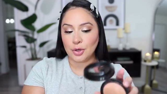 @rositaapplebum reviewing MAC Cosmetics Dark Golden MSF at 07:44 in a YouTube Shorts video