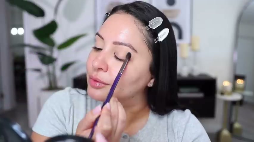 @rositaapplebum reviewing MAC Cosmetics Studio Fix Powder at 03:26 in a YouTube Shorts video