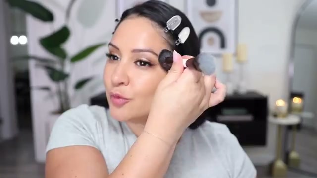 @rositaapplebum reviewing MAKEUP BY MARIO F4 Brush at 05:37 in a YouTube Shorts video