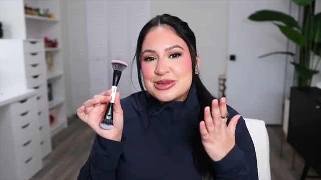 @rositaapplebum reviewing MAKEUP BY MARIO F4 Dual-Ended Brush at 11:30 in a YouTube Shorts video