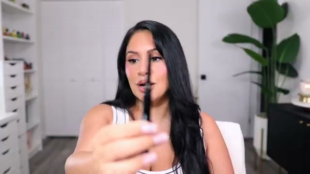 @rositaapplebum reviewing NYX Epic Ink Liner Sticks at 04:42 in a YouTube Shorts video