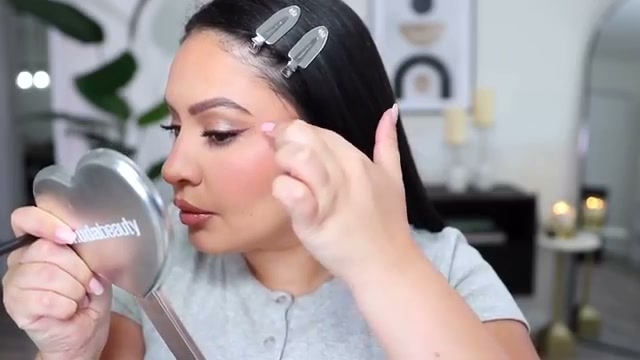 @rositaapplebum reviewing One/Size Turn Up the Base Powder at 09:42 in a YouTube Shorts video