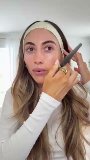 @samanthanicole222 reviewing Revlon PhotoReady™ Lift & Fill Skin Tint at 00:36 in a YouTube Shorts video