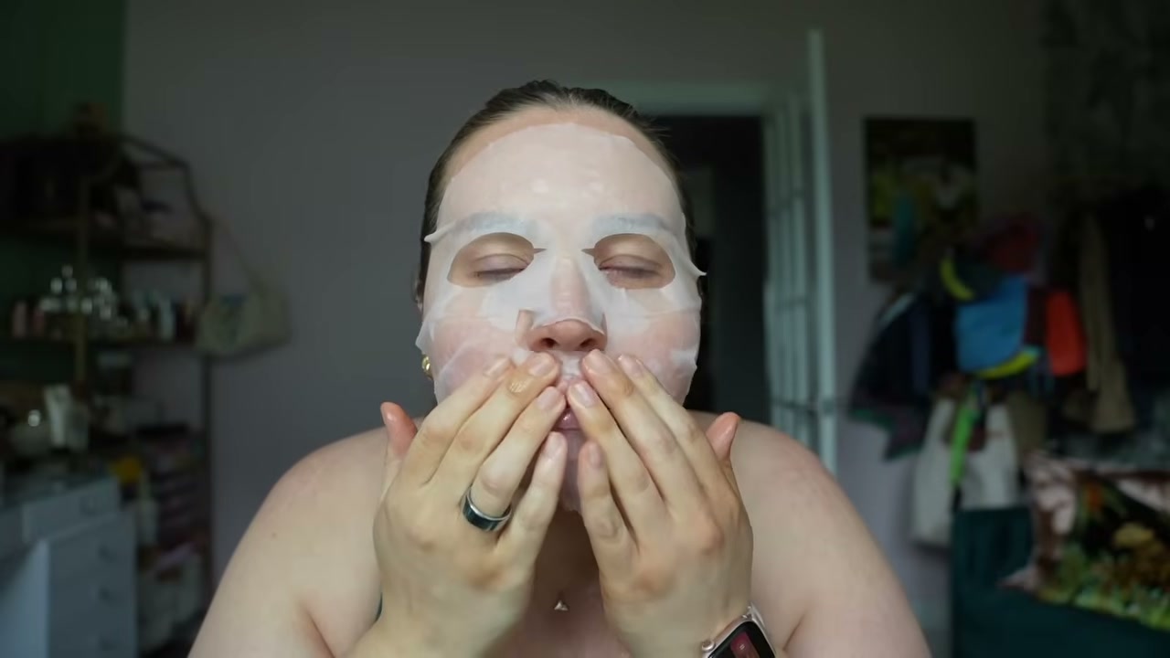 @sarahhhrae reviewing Patchology Hydrating Lip Gel at 01:46 in a YouTube Shorts video