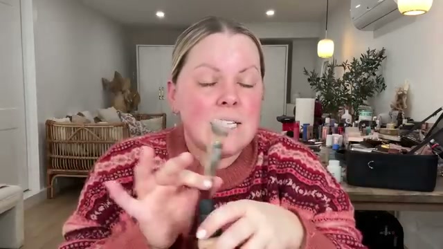 109 Mini Contoured Foundation Brush