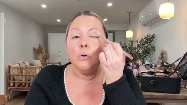 @selenamup reviewing Fenty Beauty Setting Powder at 06:27 in a YouTube Shorts video