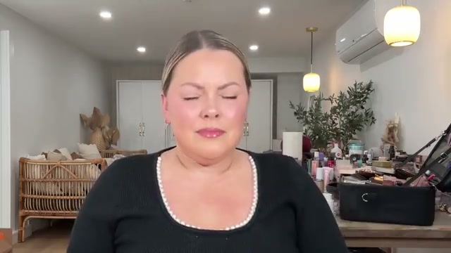 @selenamup reviewing L'Oreal Paris Setting Spray at 16:36 in a YouTube Shorts video
