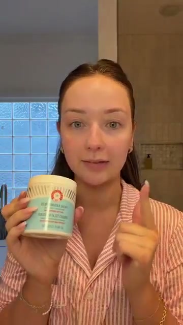 @shelbyannbell reviewing First Aid Beauty Facial Radiance Pads with Glycolic + Lactic Acids at 00:44 in a YouTube Shorts video