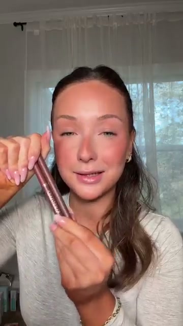 @shelbyannbell reviewing L'Oréal Paris Paradise Blurfiller Blurring Lip Contour at 01:11 in a YouTube Shorts video