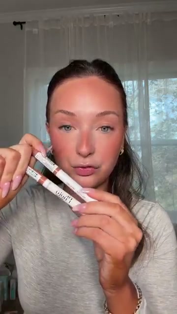 @shelbyannbell reviewing Revlon PhotoReady Instant Blur Liner at 00:41 in a YouTube Shorts video