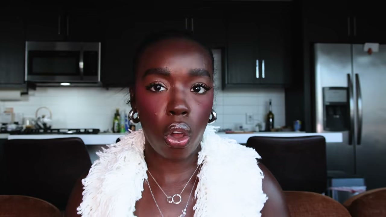 @simonenicole reviewing Brown Sugar Babe Body Oil at 19:45 in a YouTube Shorts video