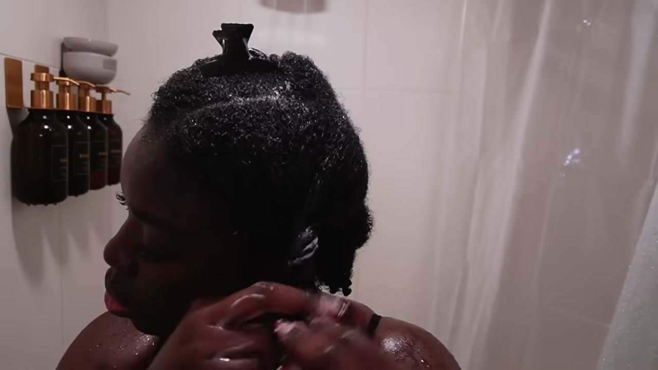 @simonenicole reviewing Cécred Reconstructing Treatment Mask at 10:04 in a YouTube Shorts video