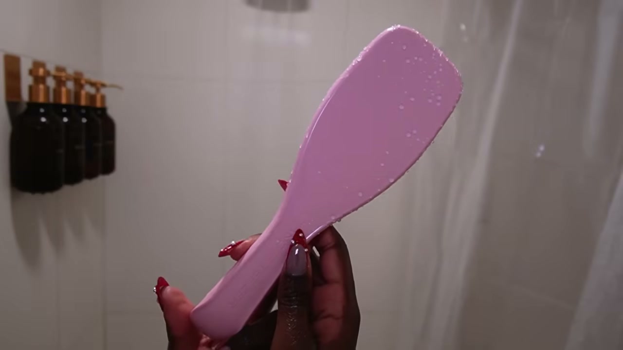 @simonenicole reviewing Tangle Teezer Detangling Brush at 09:23 in a YouTube Shorts video