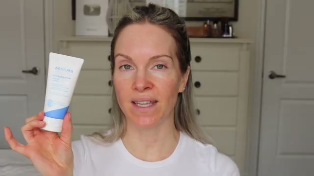 @sincerelymissash reviewing AESTURA Ato Barrier 365 Cream at 19:10 in a YouTube Shorts video