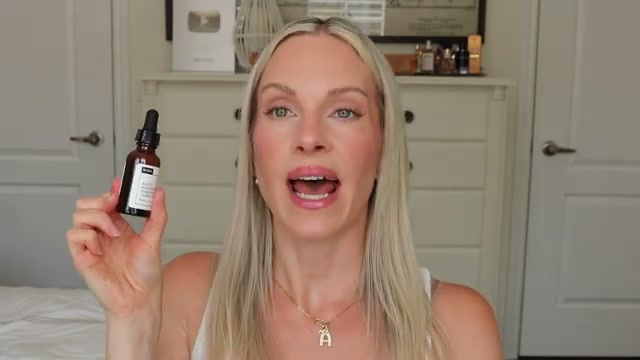 @sincerelymissash reviewing NIOD Multi-Molecular Hyaluronic Complex at 07:35 in a YouTube Shorts video