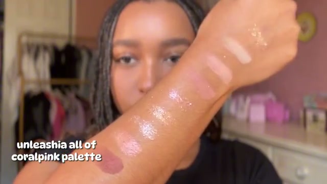 @skybxyy reviewing Unleashia All of Coralpink Palette at 04:26 in a YouTube Shorts video
