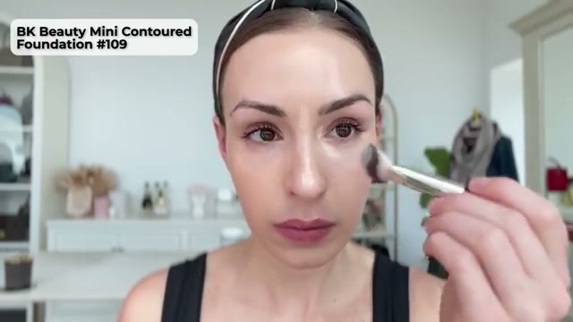 109 Mini Contoured Foundation Brush