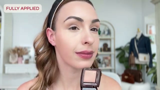 @sofiaseesbeauty reviewing Hourglass Ambient Lighting Finishing Powder at 08:01 in a YouTube Shorts video