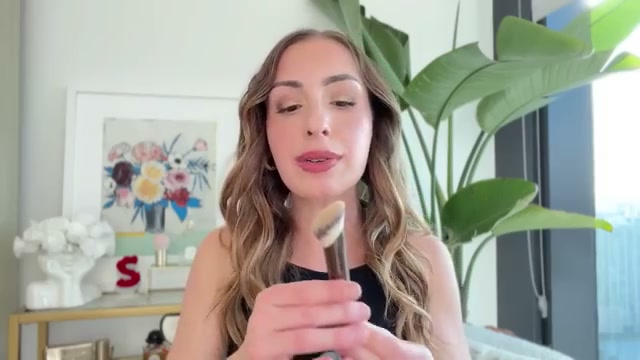 @sofiaseesbeauty reviewing Hourglass Ambient Soft Glow Foundation Brush at 06:34 in a YouTube Shorts video