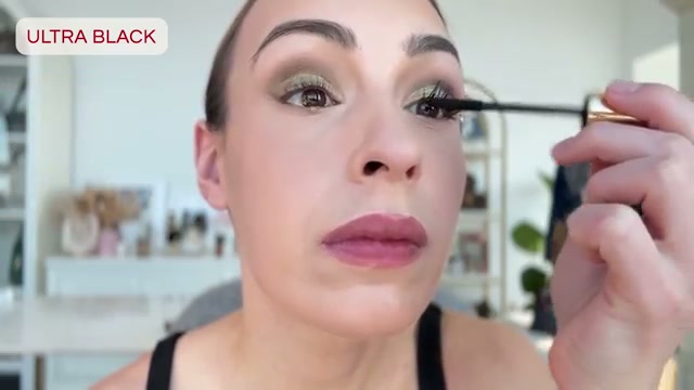@sofiaseesbeauty reviewing Hourglass Unlocked Instant Extensions Mascara at 25:22 in a YouTube Shorts video