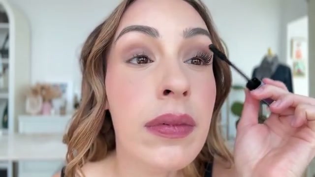 @sofiaseesbeauty reviewing Kosas Soulgazer Mascara at 24:39 in a YouTube Shorts video