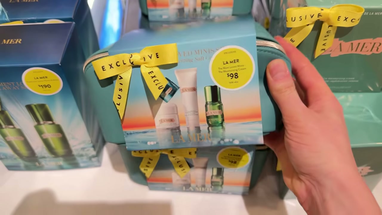 @sofiaseesbeauty reviewing La Mer The Most Loved Minis Gift Set at 19:54 in a YouTube Shorts video