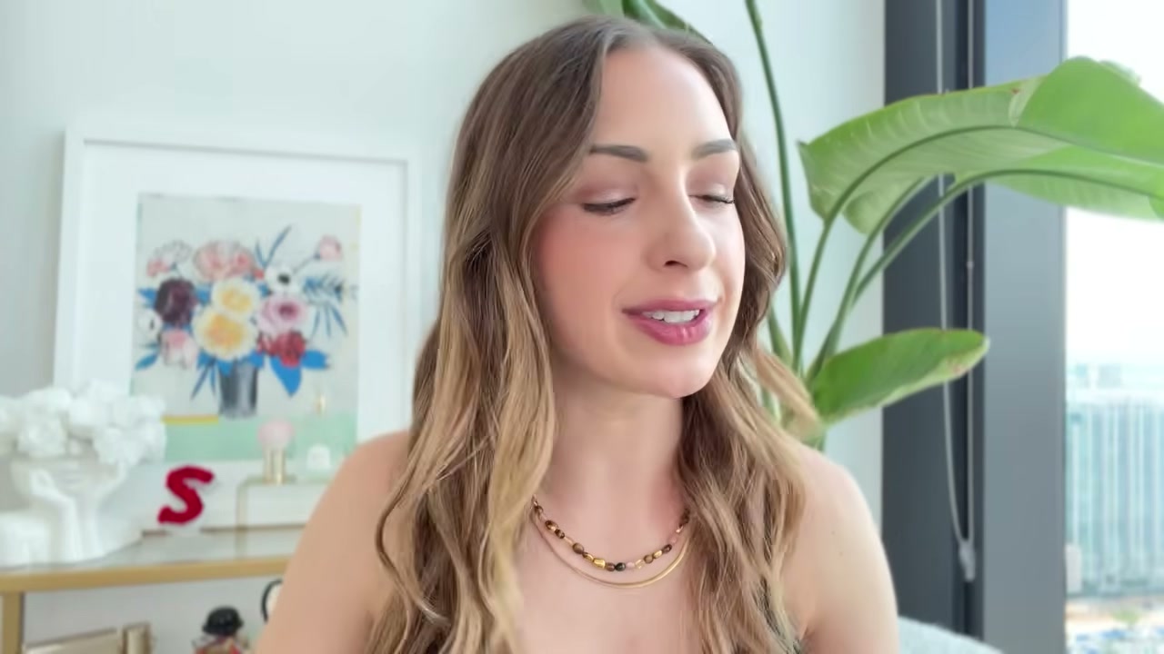 @sofiaseesbeauty reviewing Le Labo Discovery Eau De Parfum Fragrance Set at 28:55 in a YouTube Shorts video