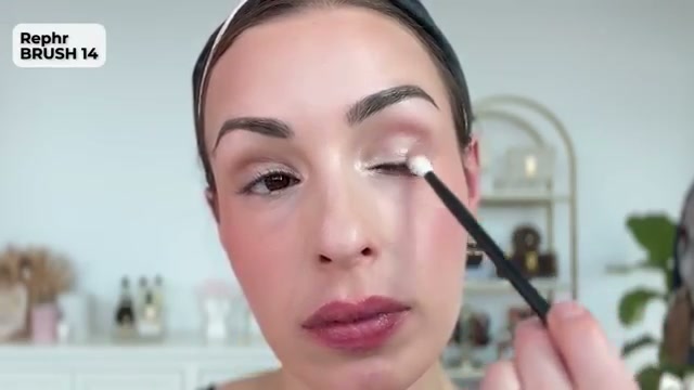 @sofiaseesbeauty reviewing Rephr Brush 14 at 34:55 in a YouTube Shorts video