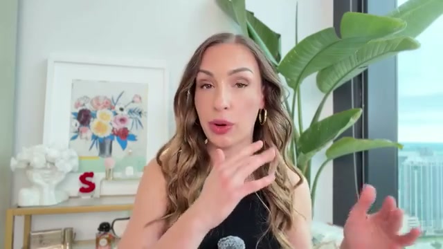 @sofiaseesbeauty reviewing TOM FORD BEAUTY Soleil Bronzing Powder at 20:18 in a YouTube Shorts video