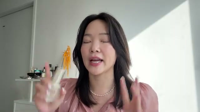 @soobeauty_official reviewing ELIXIR Luminous Glow Mist at 19:03 in a YouTube Shorts video