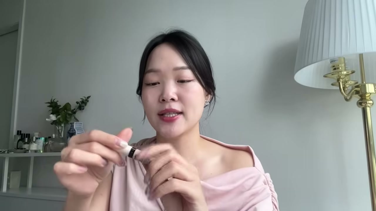 @soobeauty_official reviewing JUNGSAEMMOOL Skin Nuder Concealer at 09:12.240000000000009 in a YouTube Shorts video