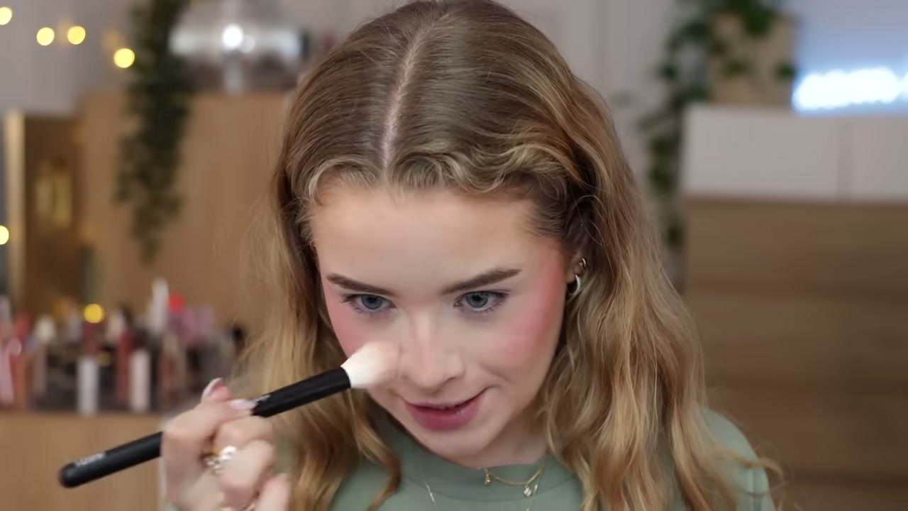 @sophdoeslife reviewing ColourPop Super Shock Highlighter at 10:43 in a YouTube Shorts video