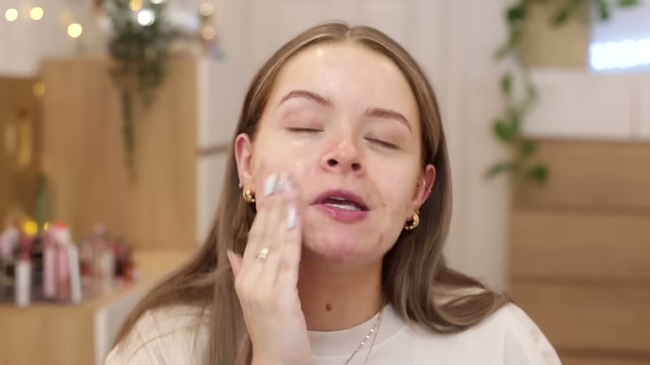 @sophdoeslife reviewing Illamasqua Hydra Veil Primer at 01:39 in a YouTube Shorts video