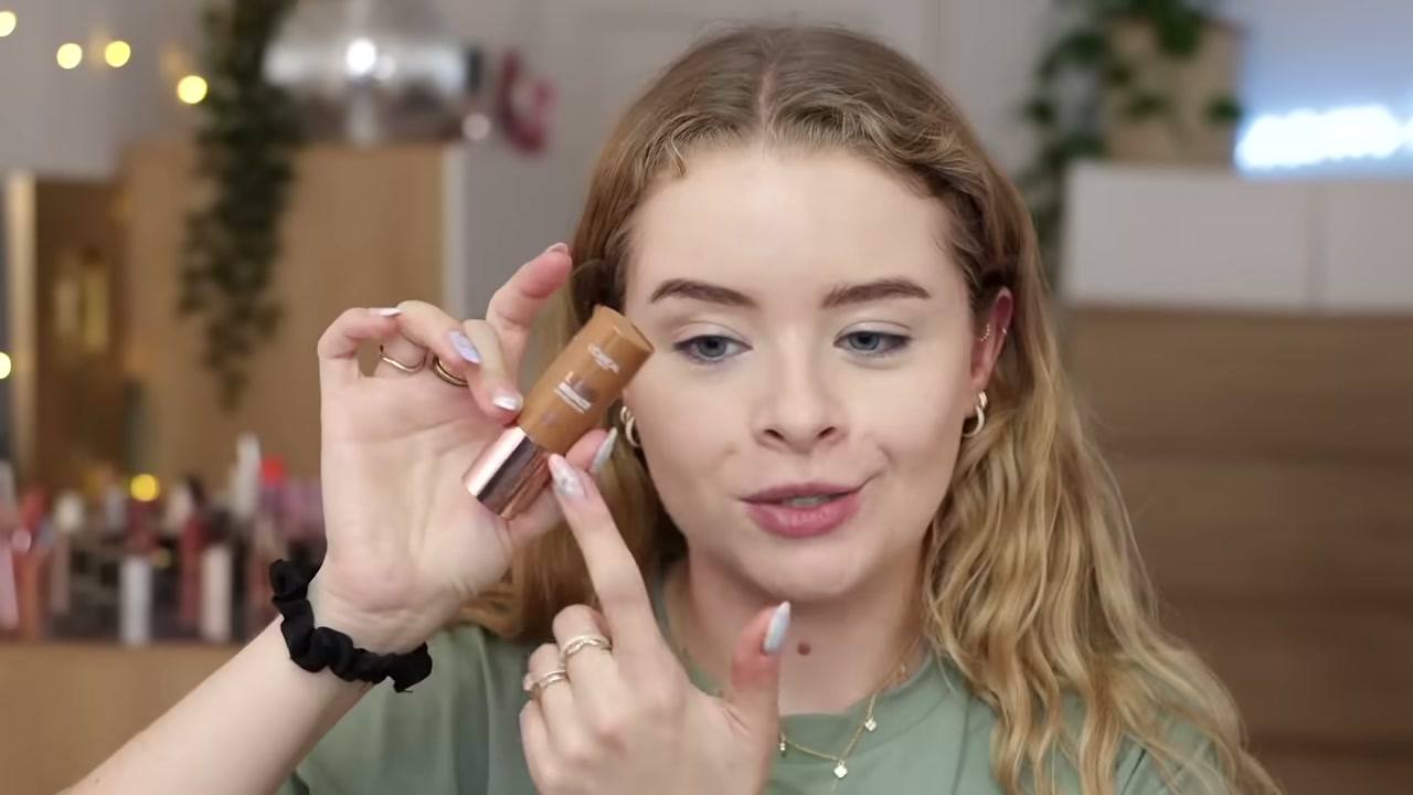 @sophdoeslife reviewing L'Oreal Paris Lumi Bronze Stick Soleil at 07:00 in a YouTube Shorts video