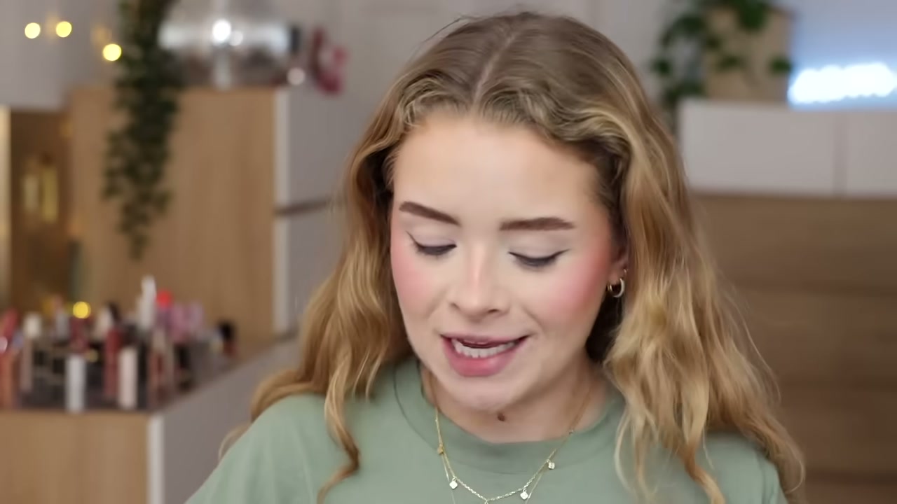 @sophdoeslife reviewing L'Oreal Paris Setting Mist at 13:53 in a YouTube Shorts video