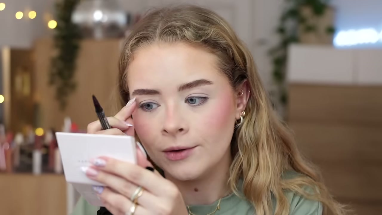@sophdoeslife reviewing Maybelline Brow Inserts Pen at 11:49 in a YouTube Shorts video