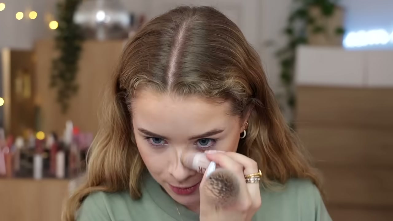 @sophdoeslife reviewing Maybelline Lifter Stick at 07:59 in a YouTube Shorts video