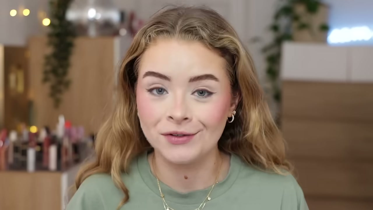 @sophdoeslife reviewing MCoBeauty Miracle Flawless Setting Spray at 13:39 in a YouTube Shorts video