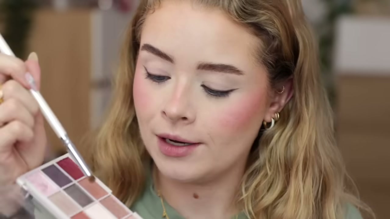 @sophdoeslife reviewing MUA Blush Nudes Palette at 13:04 in a YouTube Shorts video