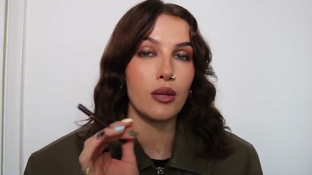 @sophiefloyd reviewing Charlotte Tilbury Classic Brown Waterline Eyeliner Pencil at 22:10 in a YouTube Shorts video