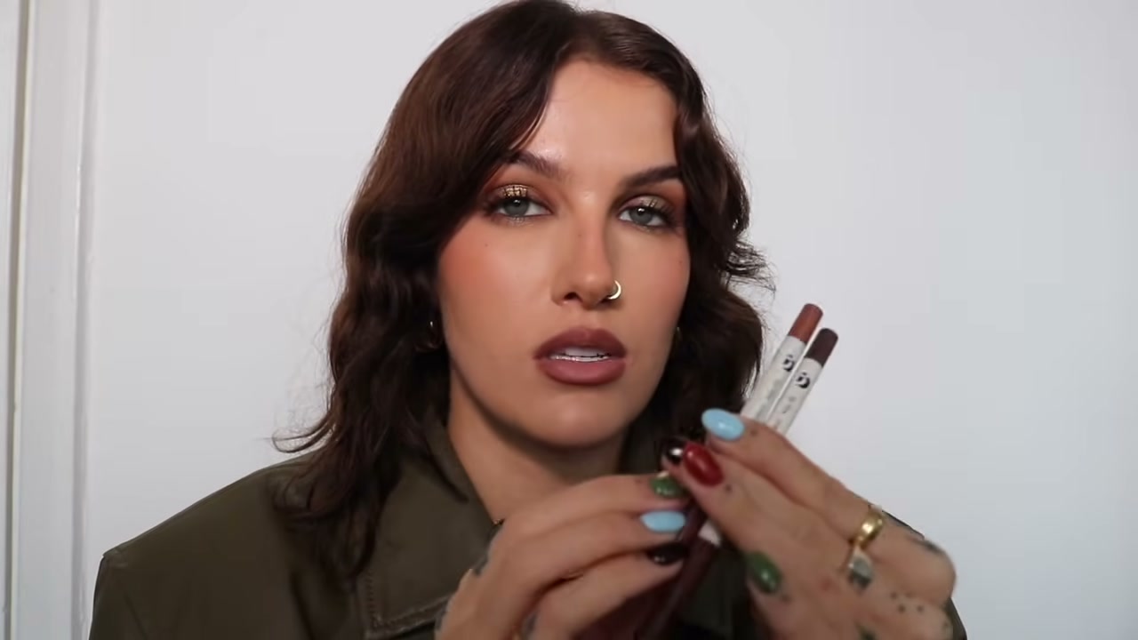 @sophiefloyd reviewing Glossier Lip Liner at 25:19 in a YouTube Shorts video