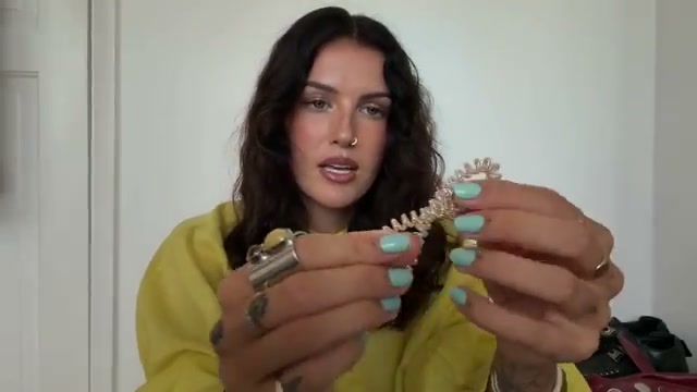 @sophiefloyd reviewing Invisibobble Hair Ties at 09:18 in a YouTube Shorts video